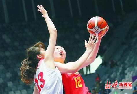 中国女篮35分大胜，姚明场边刷手机_凤凰网