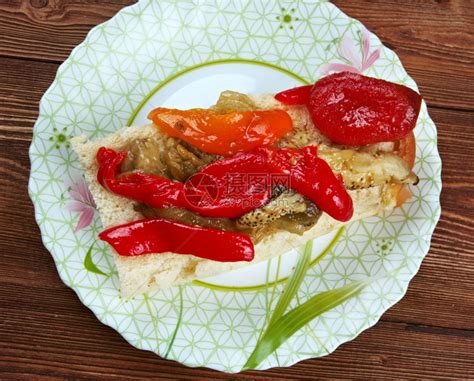Escalivada传统加泰罗尼亚菜熏烤煎茄子和配橄榄油的胡椒钟小吃大蒜高清图片下载-正版图片307547185-摄图网
