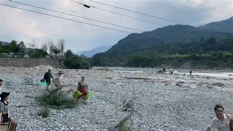 四川彭州突发山洪，众人紧急撤离，一女子为捡随身物品被洪水冲走_腾讯视频
