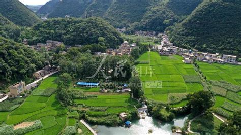贵州安龙：山水相依绿相见 美丽乡村入画来-人民图片网