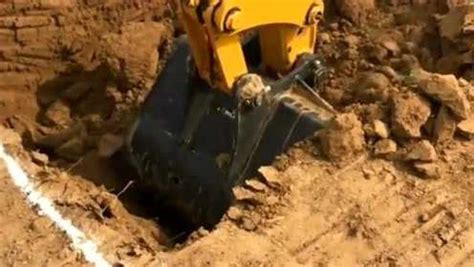 挖掘机最经典的教学反切挖方坑，这是新手完全必备的技能！_腾讯视频