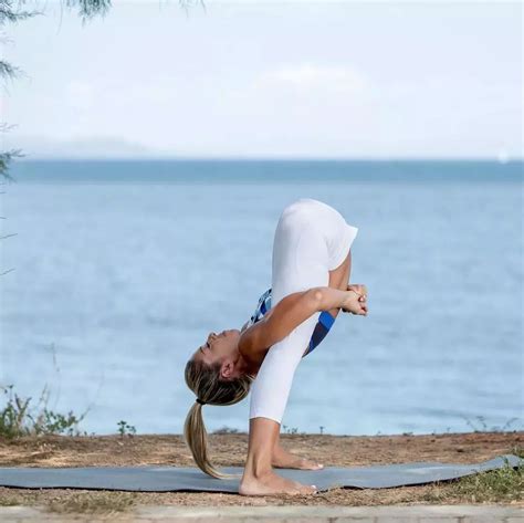 高难度瑜伽体式，不是为了突破身体极限，只是增强柔软度和协调性_双腿