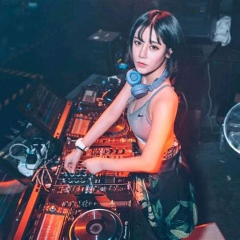 蹦迪妆容甜美女生头像