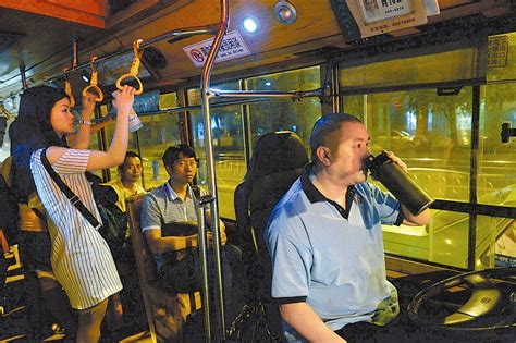 驶过深夜的公交车---四川日报