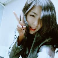 剪刀手甜美女生真人头像
