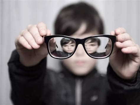 近视年龄提前到3-7岁，孩子不知道近视的痛苦，做什么都不方便|眼镜|痛苦|父母_新浪新闻