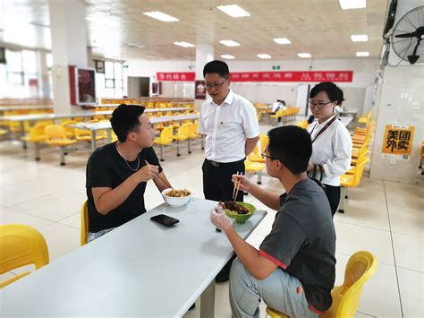 校长赵普到学生食堂陪餐-贵州财经大学新闻网