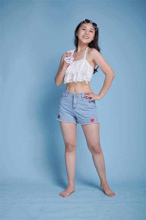女生温柔泳装头像
