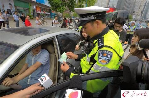 警察抓贼遭村民阻碍执法 警告:可以拍摄 不要动手-搜狐大视野-搜狐新闻