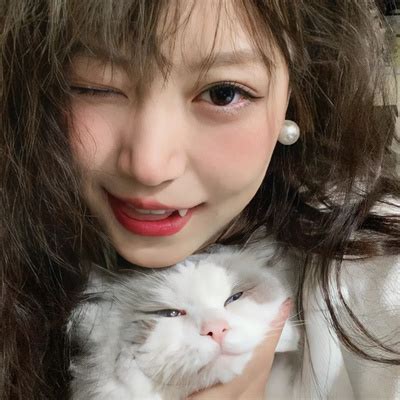 亭主持妆容甜美女生头像