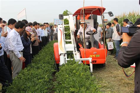 怀远县：发展现代智慧农机开展拖拉机智能辅助驾驶播种玉米_怀远县人民政府
