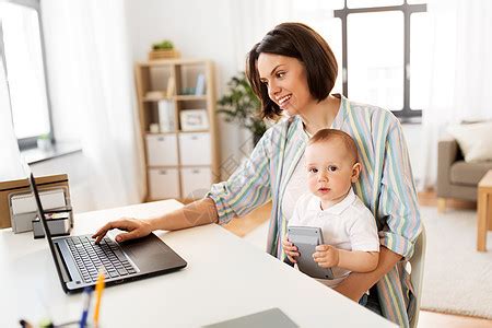 多任务,自由职业母亲的工作母亲与平板电脑电脑婴儿家里工作母亲与平板电脑婴儿家高清图片下载-正版图片300157639-摄图网