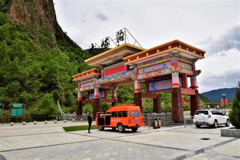 甘南秘境：卓尼车巴沟古冰川地貌与百年藏寨封存世外_行客旅游网