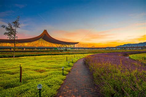 夕阳下的云南昆明长水机场高清图片下载-正版图片500743312-摄图网