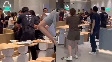 上海两女子就餐时用餐具互砸店家：因座位争执双方被警方带走_腾讯视频}
