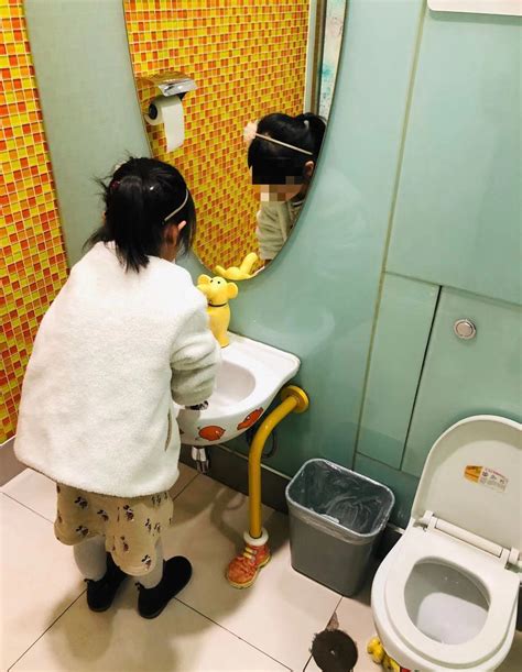 11月5日，武汉一女子正在店铺门口玩手机时，一抬头竟与黄鼠狼四目相对，监控拍下现场不可思议一_奇象网