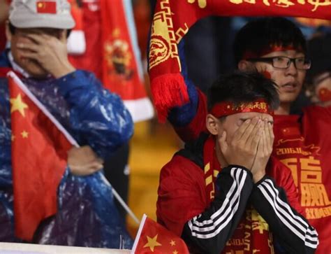 悲壮！雨夜湿了球迷的心 国足输球他们哭成泪人(图)_凤凰体育