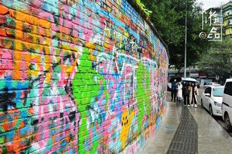 2024黄桷坪涂鸦艺术街也是重庆的一个网红景点了。拍照亮点：色彩涂鸦——艺术感极强_涂鸦一条街-评论-去哪儿攻略