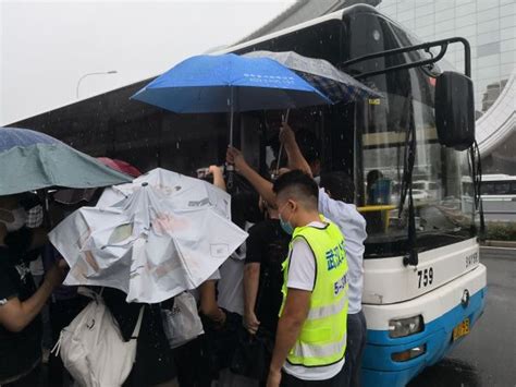 公交遇雨有预案，公汽对接火车站线路运营平稳_武汉_新闻中心_长江网_cjn.cn