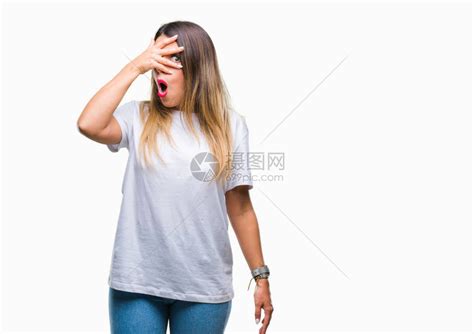 年轻美女随身带着孤立背景的白色短袖圆领汗衫高清图片下载-正版图片505859152-摄图网