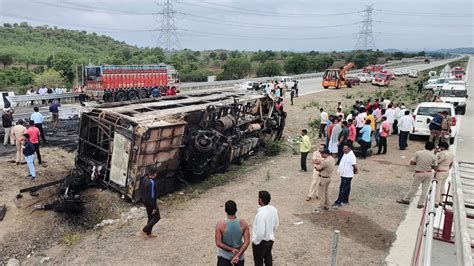 印度一大巴车撞上道路分隔带并起火，25名乘客被烧死_凤凰网资讯_凤凰网