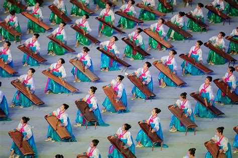 朝鲜上演大型团体操 1.7万学生组人肉背景板_留学_环球网