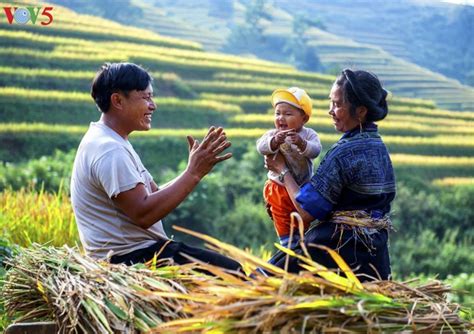 越南乡村温馨朴素的幸福家庭