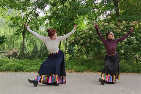 最美广场舞《我的九寨》真好看，两位老师跳得太棒了_凤凰网视频_凤凰网