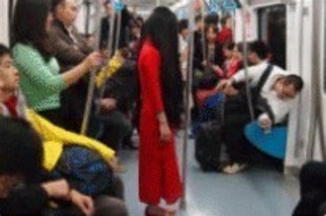 地铁上惊现红衣女鬼，看清容貌后吓得乘客不敢靠近|红衣|容貌|乘客_新浪新闻