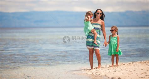 荒岛热带白色沙滩上的可爱小女孩和年轻母亲乐趣家庭女儿情调婴儿女士女孩妈妈孩子父母高清图片下载-正版图片322081252-摄图网