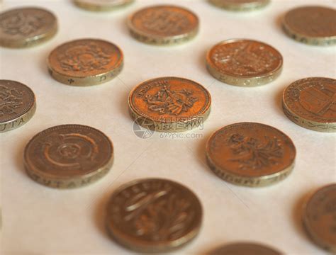 旧版1英镑硬币退出流通 英国人还有好几亿零钱没花出去|界面新闻 · 天下