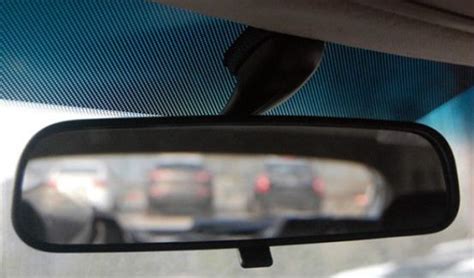 汽车驾驶室头顶的镜子叫什么-有驾
