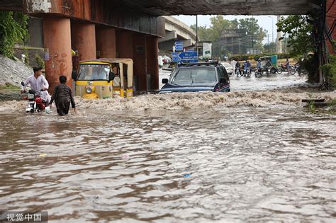 巴基斯坦暴雨引发洪水 民众蹚水过街