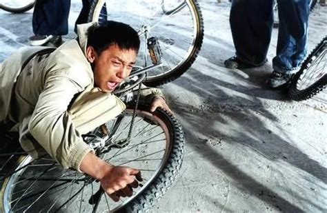中国导演王小帅的作品《十七岁的单车》是一部纪录片式的剧情片。触动人心的不仅是那几次真切凌厉的打斗场景，还有剧中人物的语言，动作，表情，和周围 ...