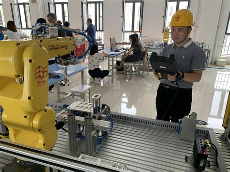 培养机器人行业领军人才 首届上海市工业机器人技术应用技能大赛举行_社会热点_社会频道_云南网