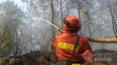昆明安宁山火仍在扑救中 3架直升机吊桶洒水超192吨