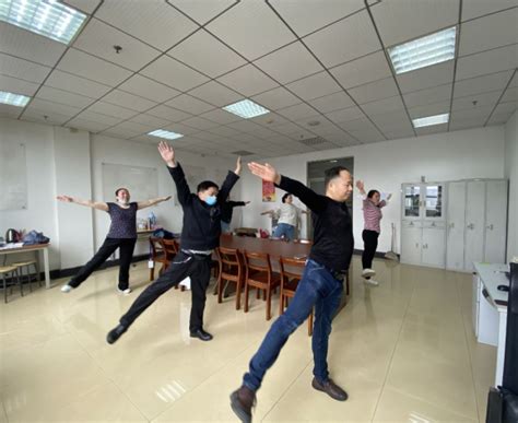 图书馆开展课间10分钟广播体操锻炼活动-武汉工程大学图书馆