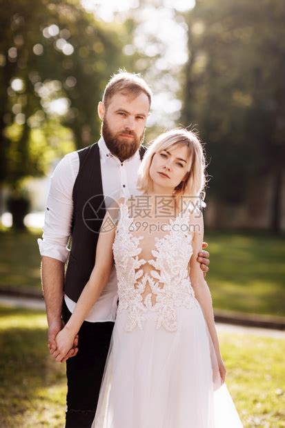 结婚时快乐的一对结婚时简单的一对时髦新婚夫妇娘上时髦的白衣服婚姻概念结的一对新高清图片下载-正版图片303685391-摄图网
