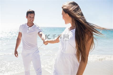 女孩在暑假的旅程中手牵着她的男朋友高清图片下载-正版图片506068541-摄图网