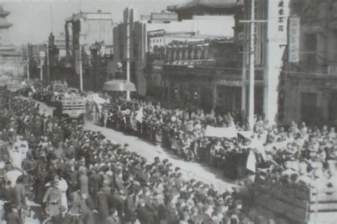 1949年2月3日解放军举行入城式，成群结队的人把前门挤得水泄不通_凤凰网视频_凤凰网