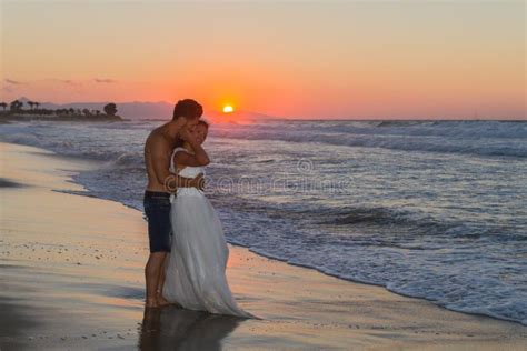 Onlangs Wed Jong Paar Op Een Wazig Strand Bij Schemer Stock Foto ...