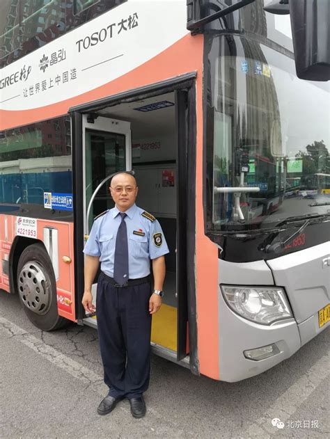 女子被压轿车底，北京公交司机一声吼，这一幕动人！