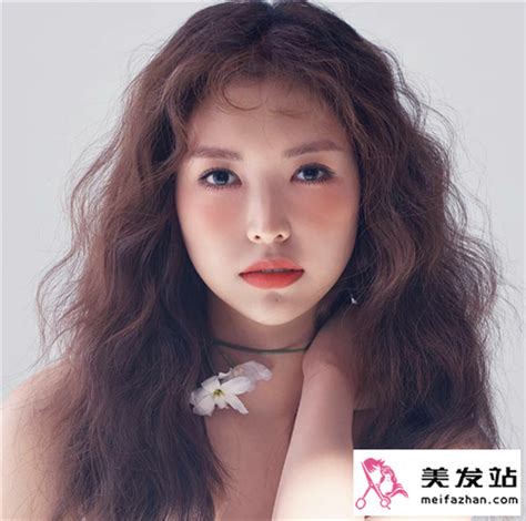 温柔韩国卷发女生头像