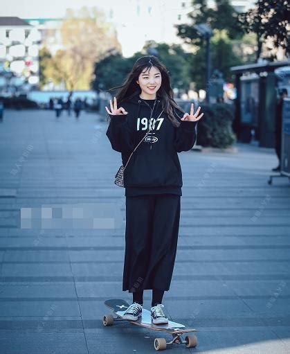 滑板发型甜美女生头像