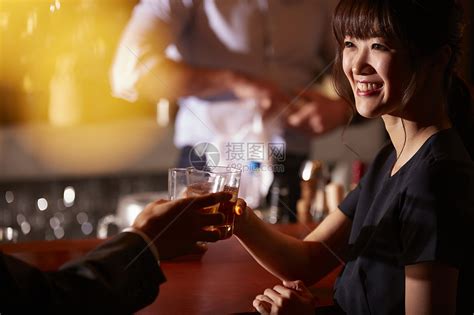 上班族在酒吧喝酒高清图片下载-正版图片502209119-摄图网