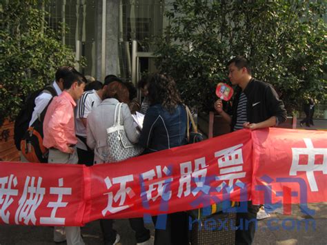 重庆数十名农民工拉横幅上街讨薪 场面混乱-项目管理新闻-筑龙项目管理论坛