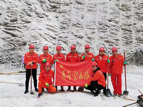中国水利水电第八工程局有限公司 一线动态 东庄项目青年突击队开展清基工作