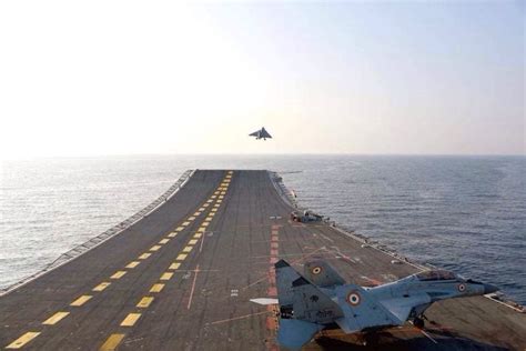 印度光辉战斗机成功从航母滑跃起飞 创下“世界第一”_新闻中心_中国网