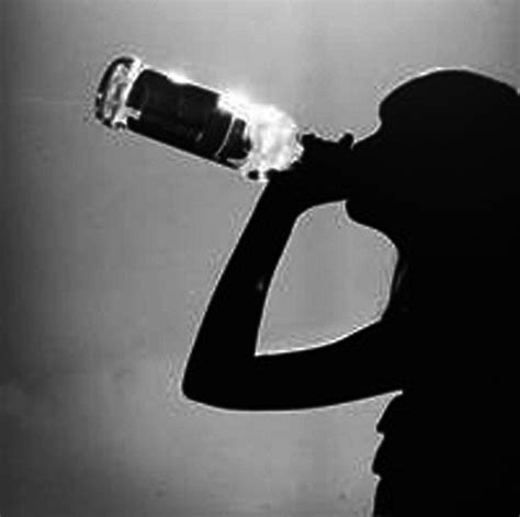伤感喝酒图片