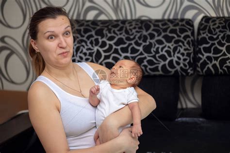 一位年轻的母亲惊讶地看着她刚出生的婴儿妈不知道高清图片下载-正版图片503833661-摄图网